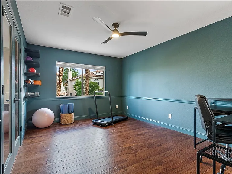Gym/ Office combo with space to work and work out!