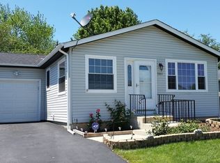582 Dean Dr, South Elgin, IL 60177