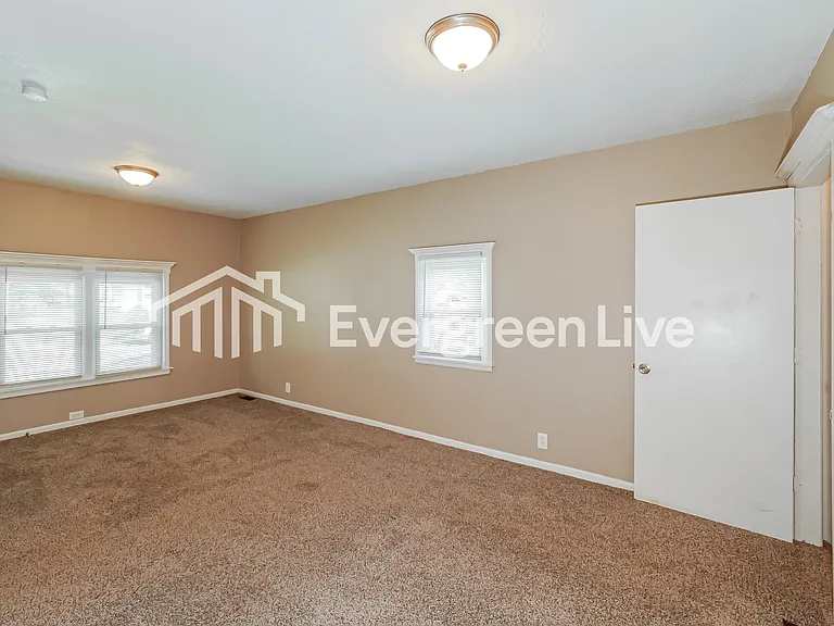 8815 Kentucky Ave — Photo 9