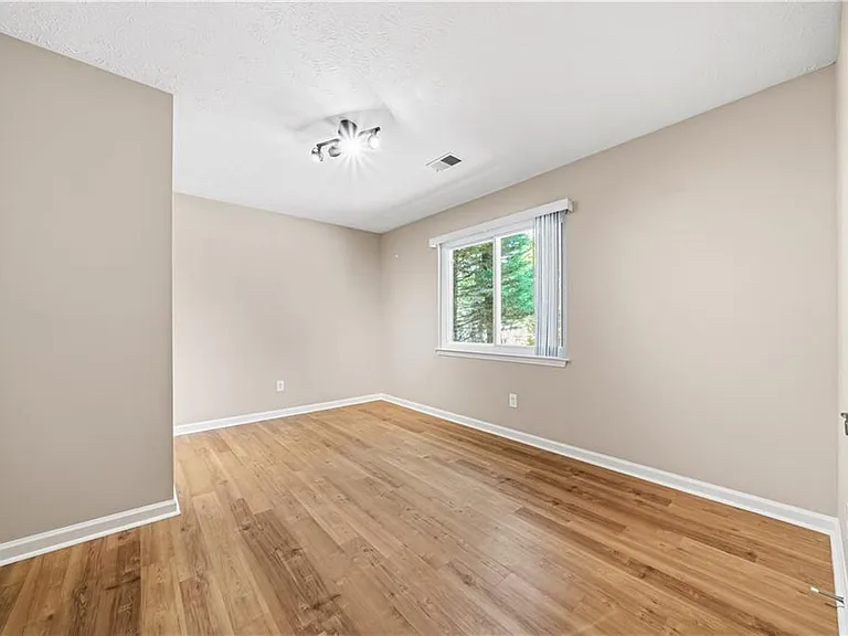 3773 Memorial Pkwy NW — Photo 16