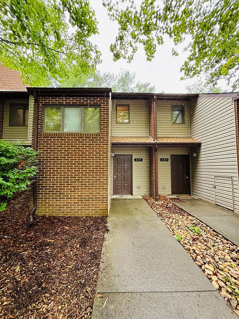 3 Bedroom 2.5 Bath Townhouse — Photo 2