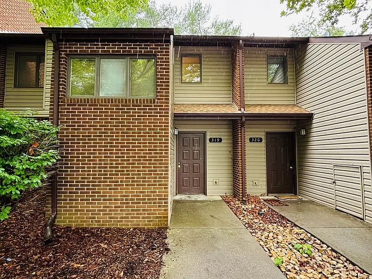 319 Shenandoah Cir — Photo 2