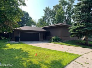 3817 Clearview Cir, Grand Forks, ND 58201