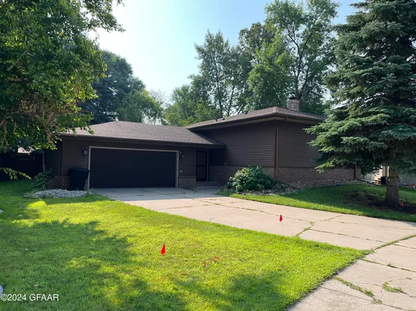 3817 Clearview Cir, Grand Forks, ND 58201