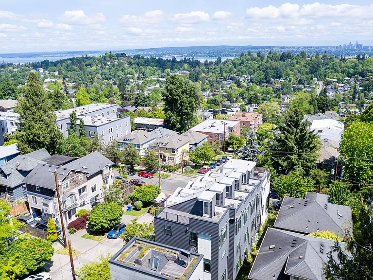 2327 E Denny Way — Photo 33