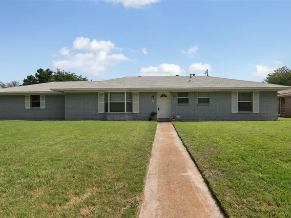 202 Hedgerow Ln, Lewisville, TX 75057