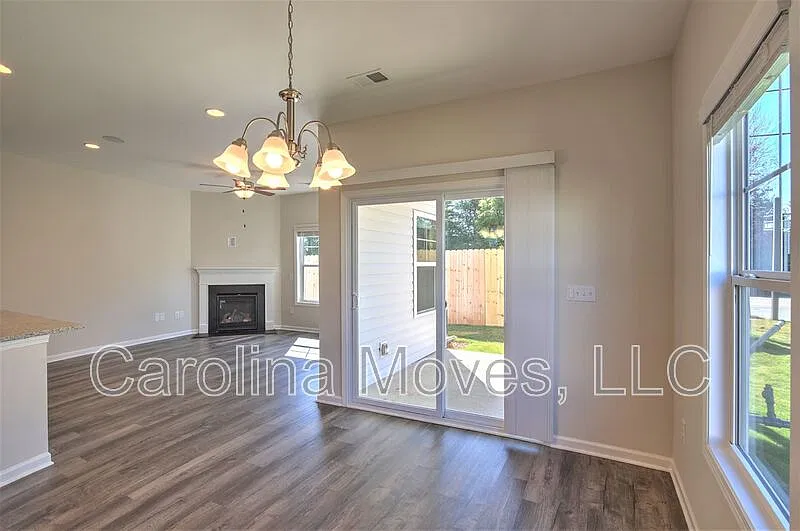 3 bed, 2.0 bath, 1700 sqft, $1,650 — Photo 3