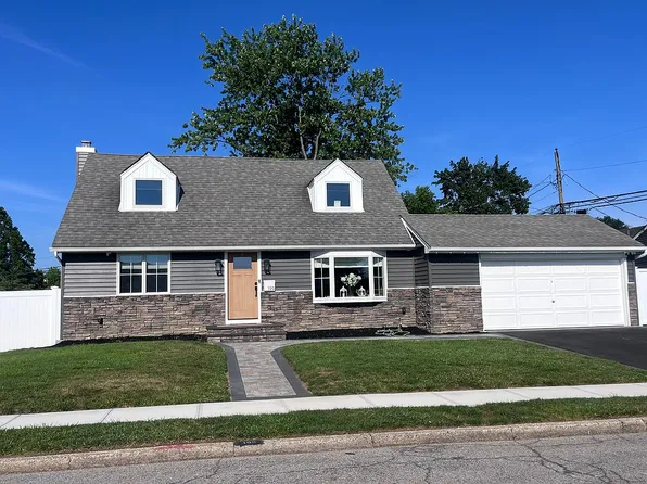 199 Earl Pl, East Meadow, NY 11554