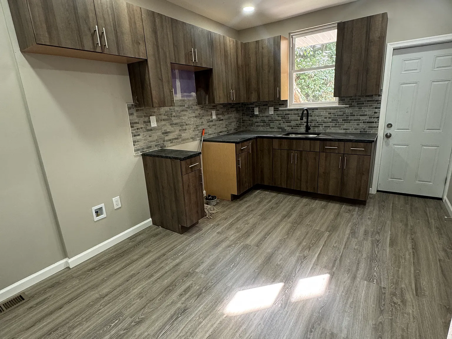 3 bed, 1296 sqft, $2,000 — Photo 3