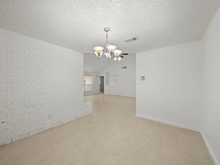 13815 Grosvenor St — Photo 11