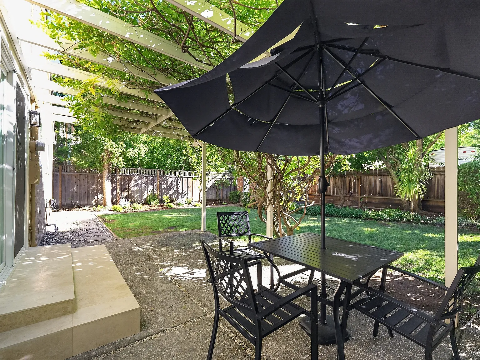 3 bed, 1229 sqft, $8,900 — Photo 2