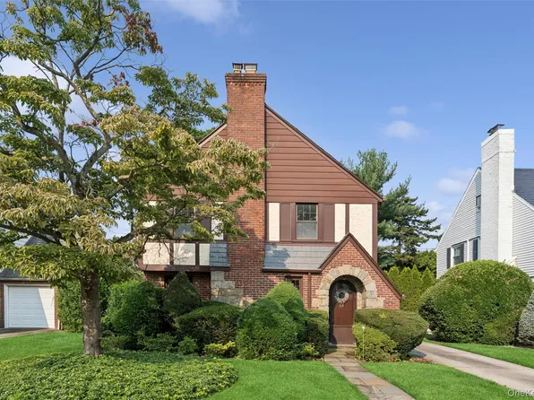 23 Wisteria Avenue, Mineola, NY 11501
