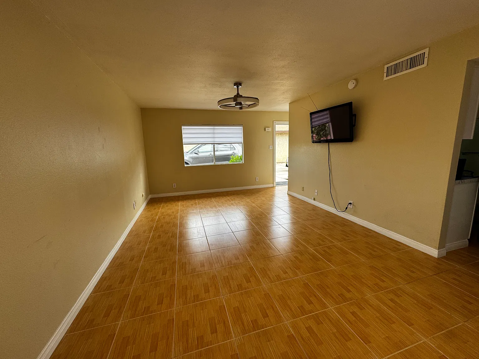 2 bed, 1.5 bath, 885 sqft, $1,600 — Photo 3
