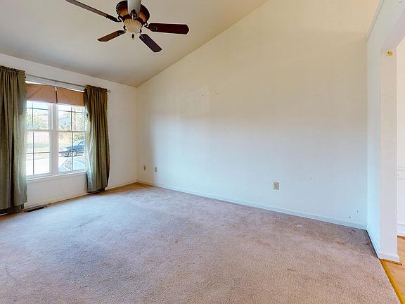 4th image of 7 William Dr