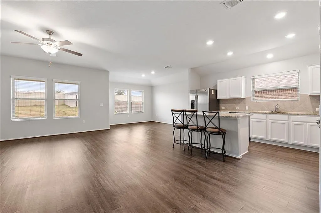 3 bed, 2.0 bath, 1790 sqft, $2,090 — Photo 2