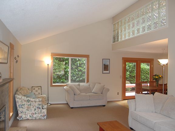 Living room, vaulted ceiling