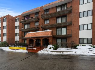 2086 Saint Johns Ave APT 306, Highland Park, IL 60035