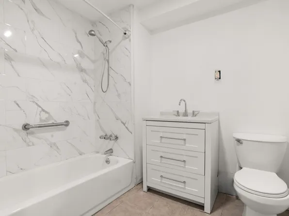 1042 Hall Place image 5 of 15