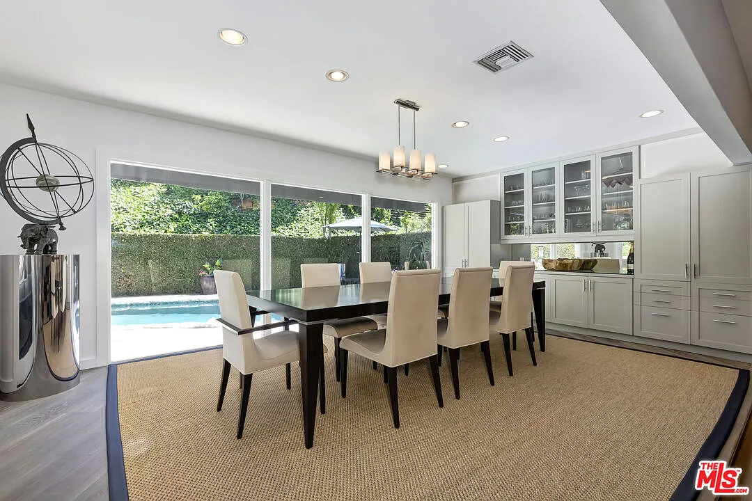 4 bed, 3.5 bath, 3772 sqft, $10,900 — Photo 3