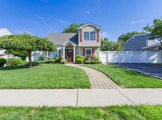 21 Lilac Ln, Levittown, NY 11756