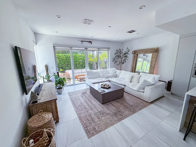 590 SW 6th Ave — Photo 1