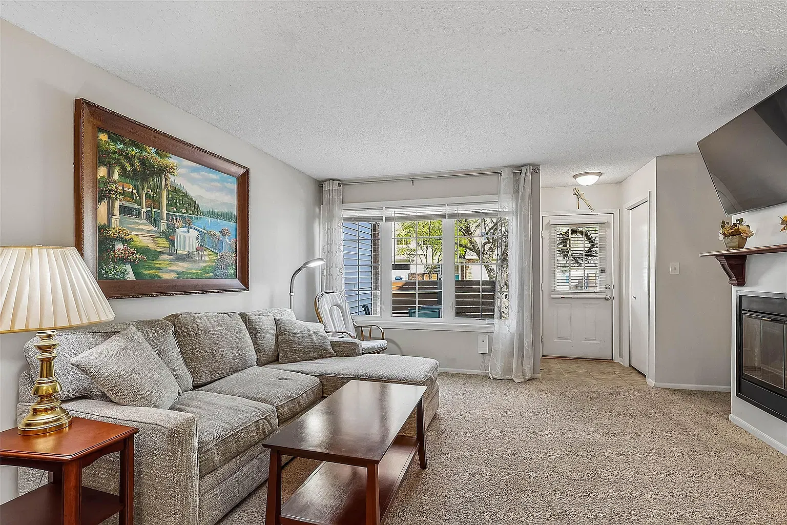 2 bed, 1.5 bath, 1300 sqft, $1,500 — Photo 2