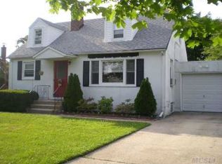 305 Aster Rd, West Islip, NY 11795