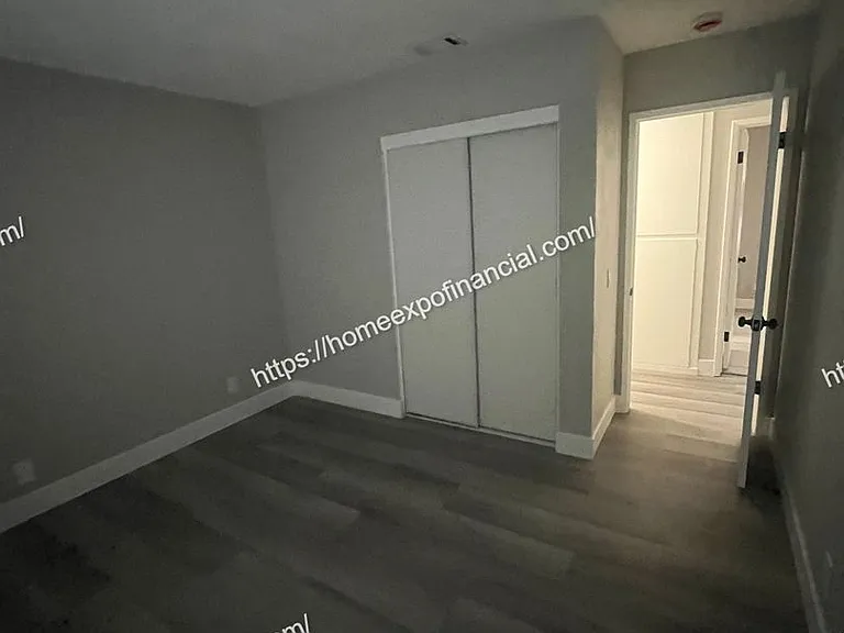 339 N Victoria Ave — Photo 2