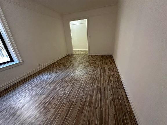 4th image of 993 Summit Ave #3B