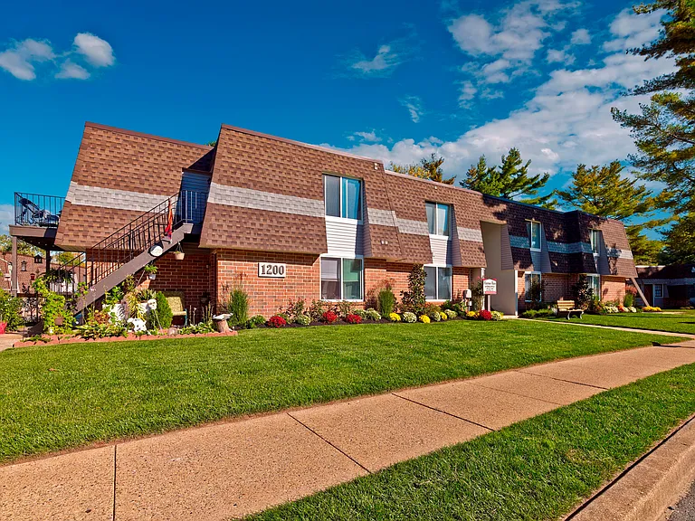 Beautifully maintained exterior of Haynes Run Apartments, with vibrant landscaping and peaceful green space in Medford, NJ.