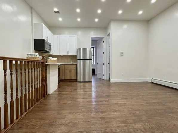 300 Van Buren Street image 1 of 10