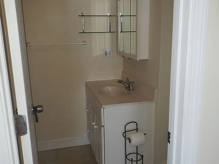 398 N End Blvd #B — Photo 8