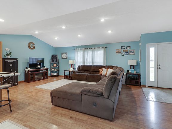 4th image of 8458 Shirlane St