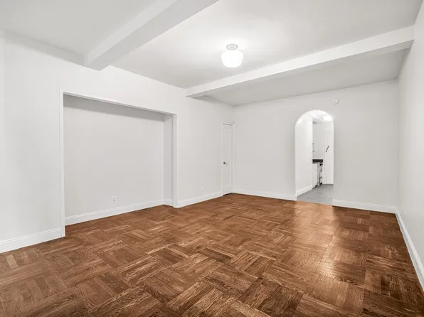 307 East 44th Street image 4 of 30