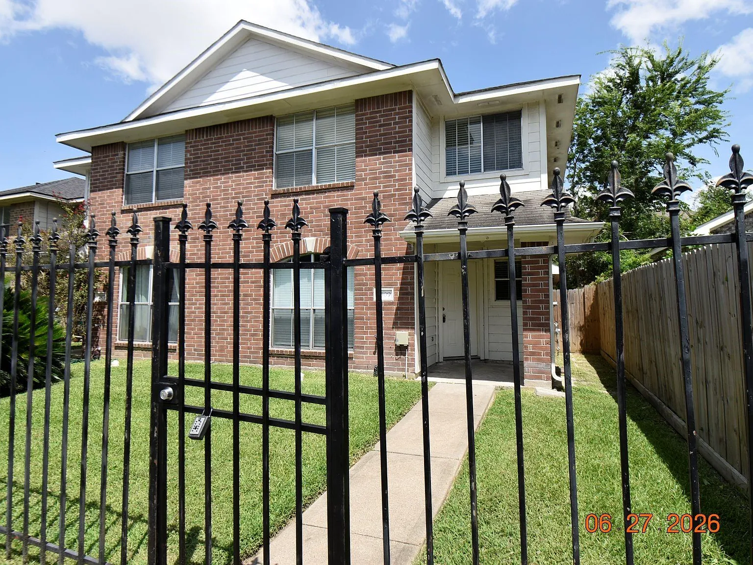 3 bed, 2.0 bath, 1069 sqft, $1,800 — Photo 2