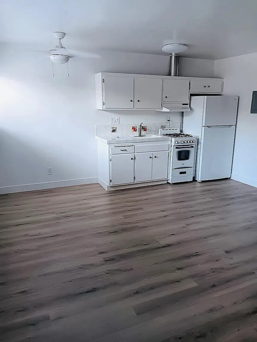 8657 Balboa Single — Photo 2