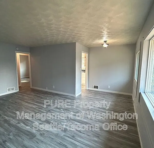 721 S Ainsworth Ave — Photo 3