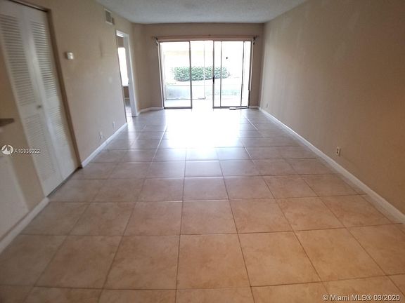 4th image of 1006 The Pointe Dr #1006