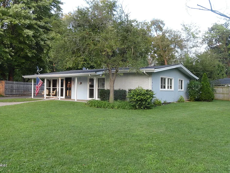 1913 Claremoor Dr — Photo 2