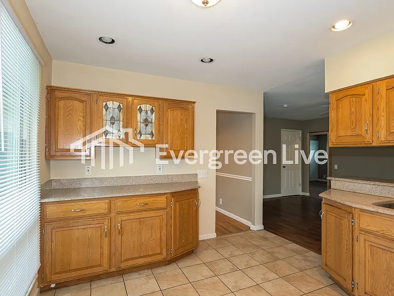 3435 Brookshire Dr — Photo 4