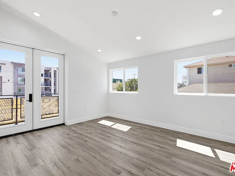 11611 Burbank Blvd — Photo 14