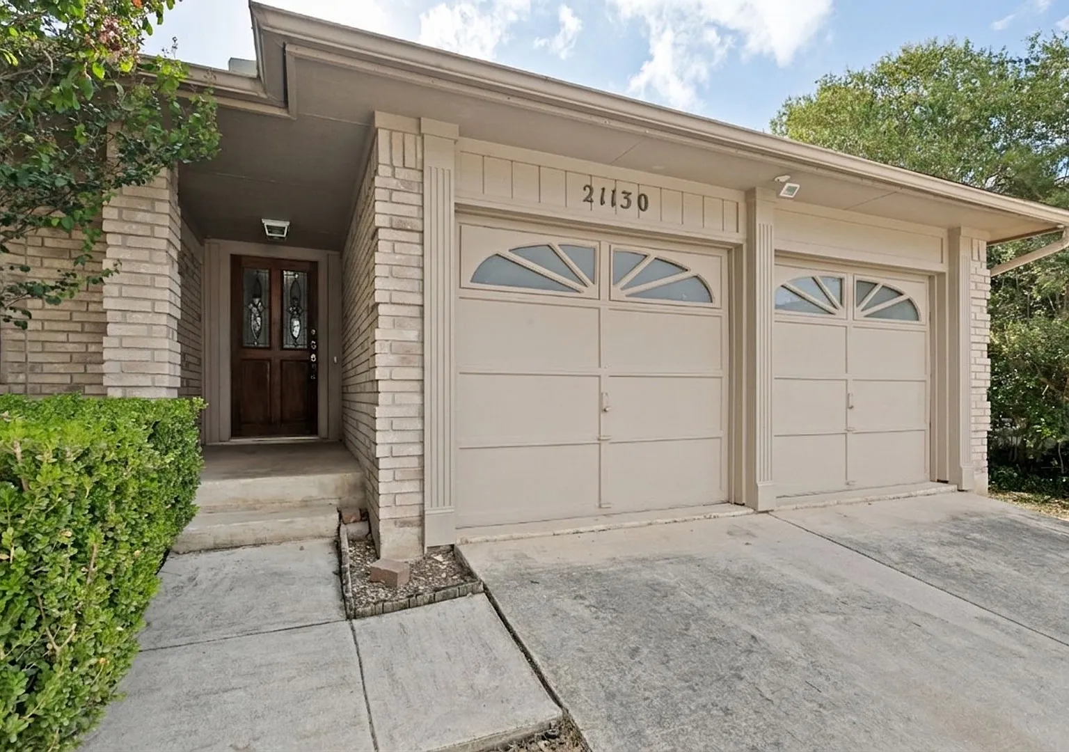 3-Bedroom Single Story Home In Encino Park — Photo 4