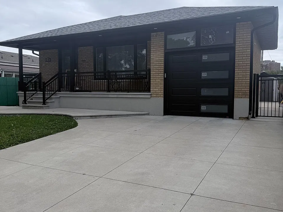 40 Summerfield Cres #LOWER
