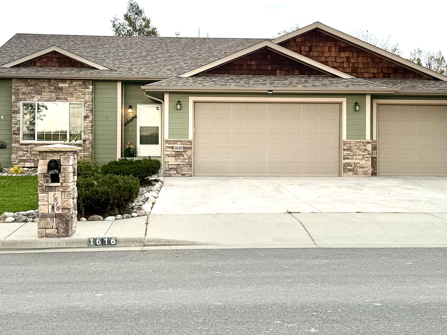 5 bed, 2345 sqft, $3,200 — Photo 2