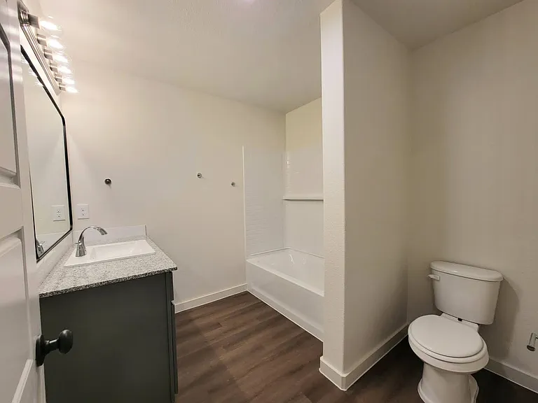 5546 Auburn St — Photo 12