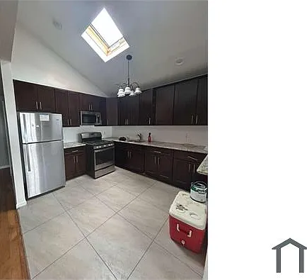 4 bed, 1200 sqft, $3,633 — Photo 2