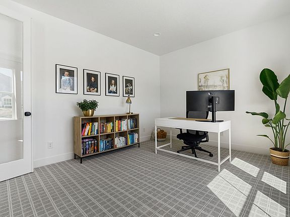 4th image of 686 W Eaglecrest Cir