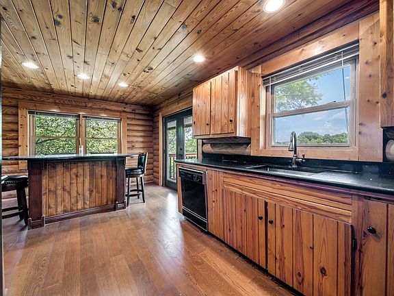 These windows bring in great natural light.