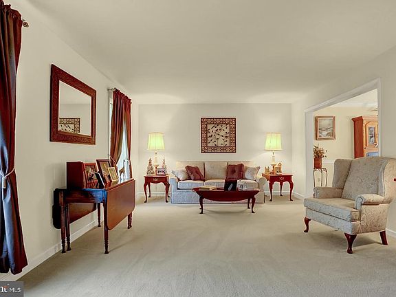 5th image of 10 Forest View Dr