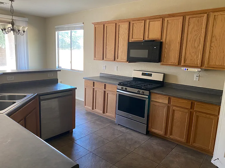 3061 E Vallejo Dr — Photo 3